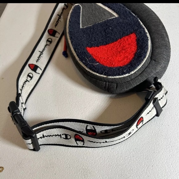 Champion Prime Waist Pack/Fanny Pack/mini sling bag, Gray Oversize Logo Unisex - Picture 2 of 13